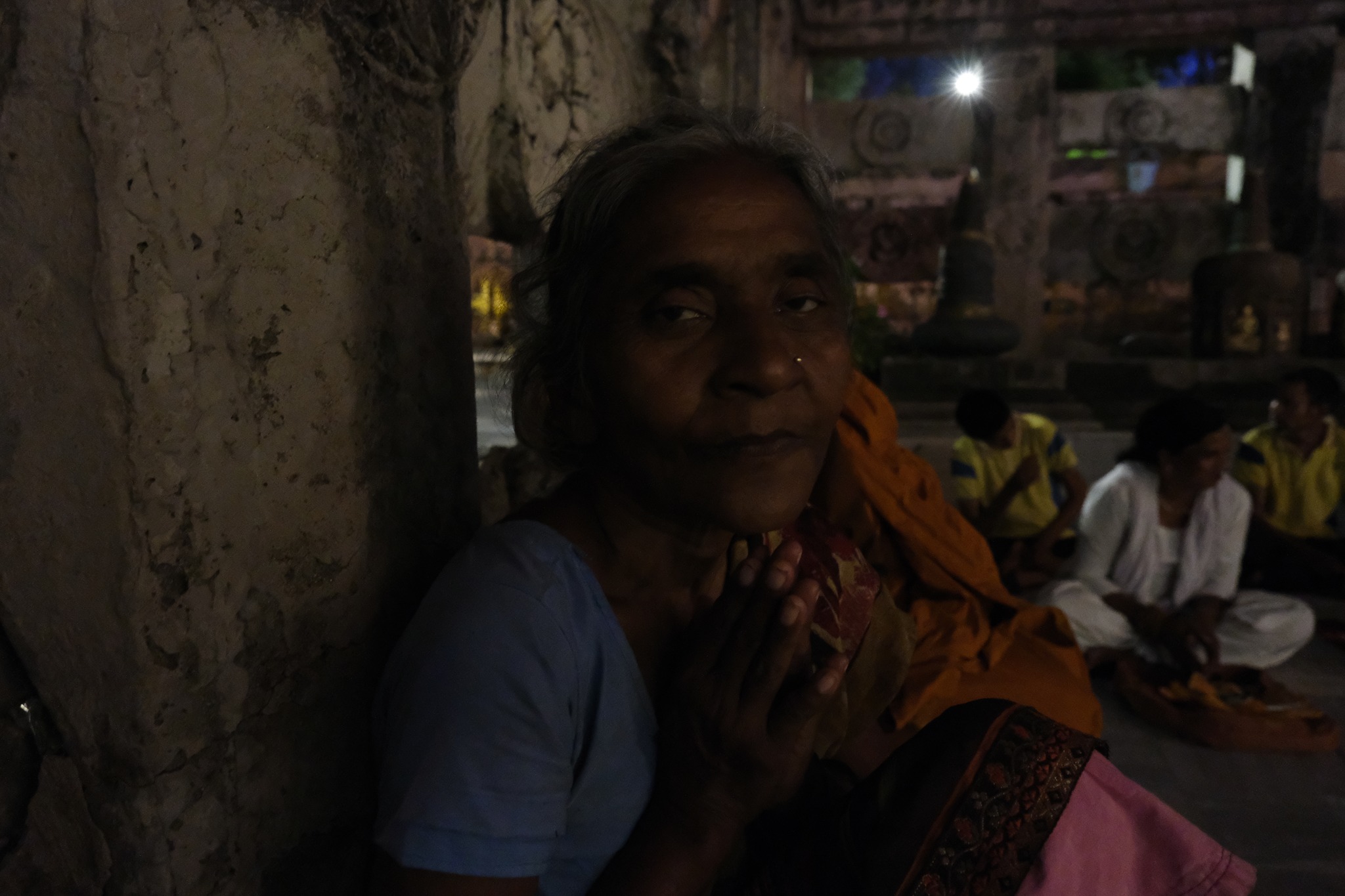 Figure 1: Bà lão ở chùa Maha Bohdi